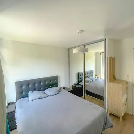 Parisian Duplex: Modern 4-bed Near Metro With Wi-fi & Parking Apartment