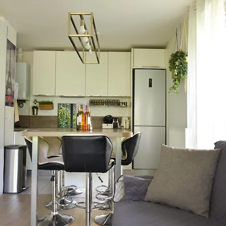 Apartment Parisian Duplex: Modern 4-bed Near Metro With Wi-fi & Parking Nanterre
