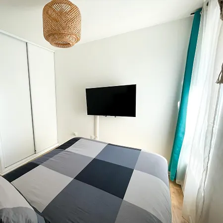 Parisian Duplex: Modern 4-bed Near Metro With Wi-fi & Parking Apartment